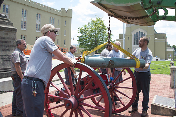 Crew lifts cannon tube from carriage